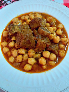 Una foto de Garbanzos con ternera en salsa de ras el hanout y azafrán