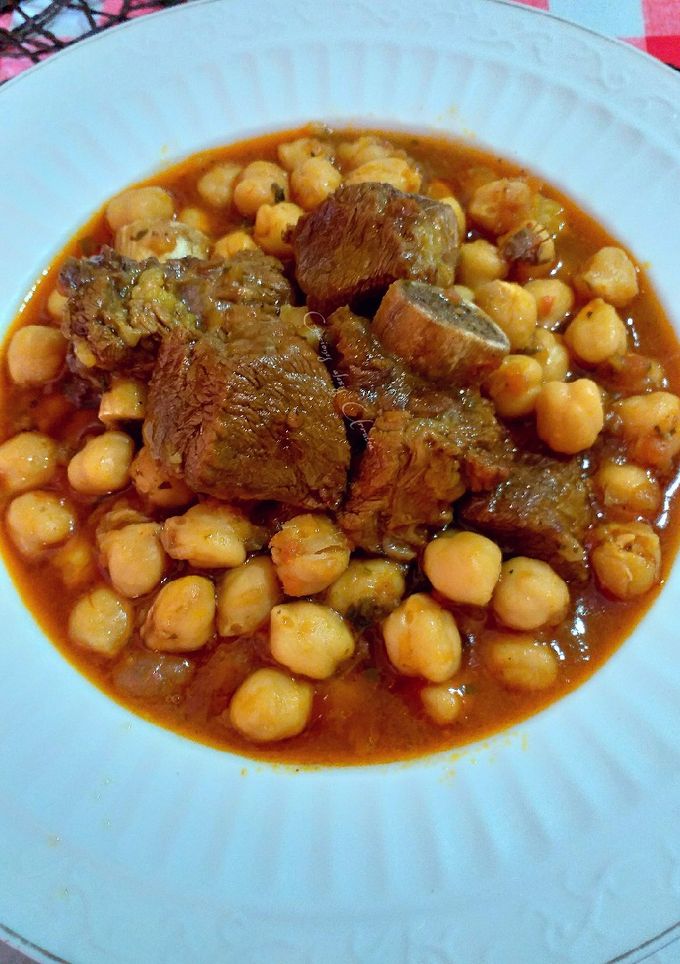 Una foto de Garbanzos con ternera en salsa de ras el hanout y azafrán