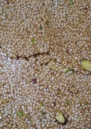 तीळ पापडी (til papdi recipe in marathi) रेसिपी चे मुख्य फोटो 