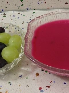 Una foto de Crema fría de remolacha con uvas