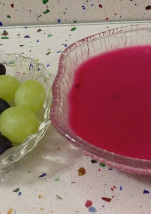 Foto principal de Crema fría de remolacha con uvas