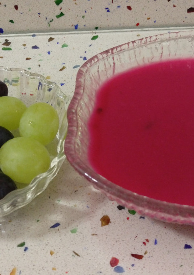 Una foto de Crema fría de remolacha con uvas