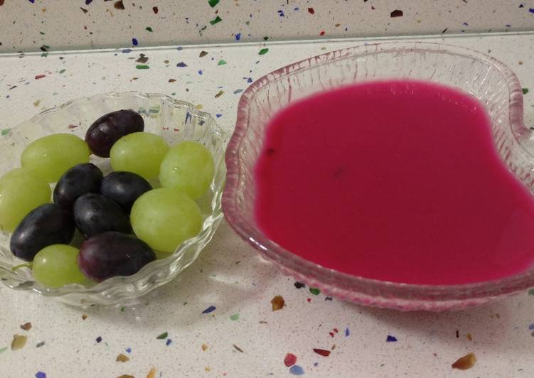 Crema fría de remolacha con uvas