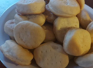 Una foto de Bizcochitos de queso crema😋