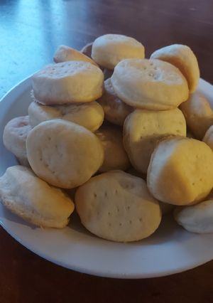 Una foto de Bizcochitos de queso crema😋