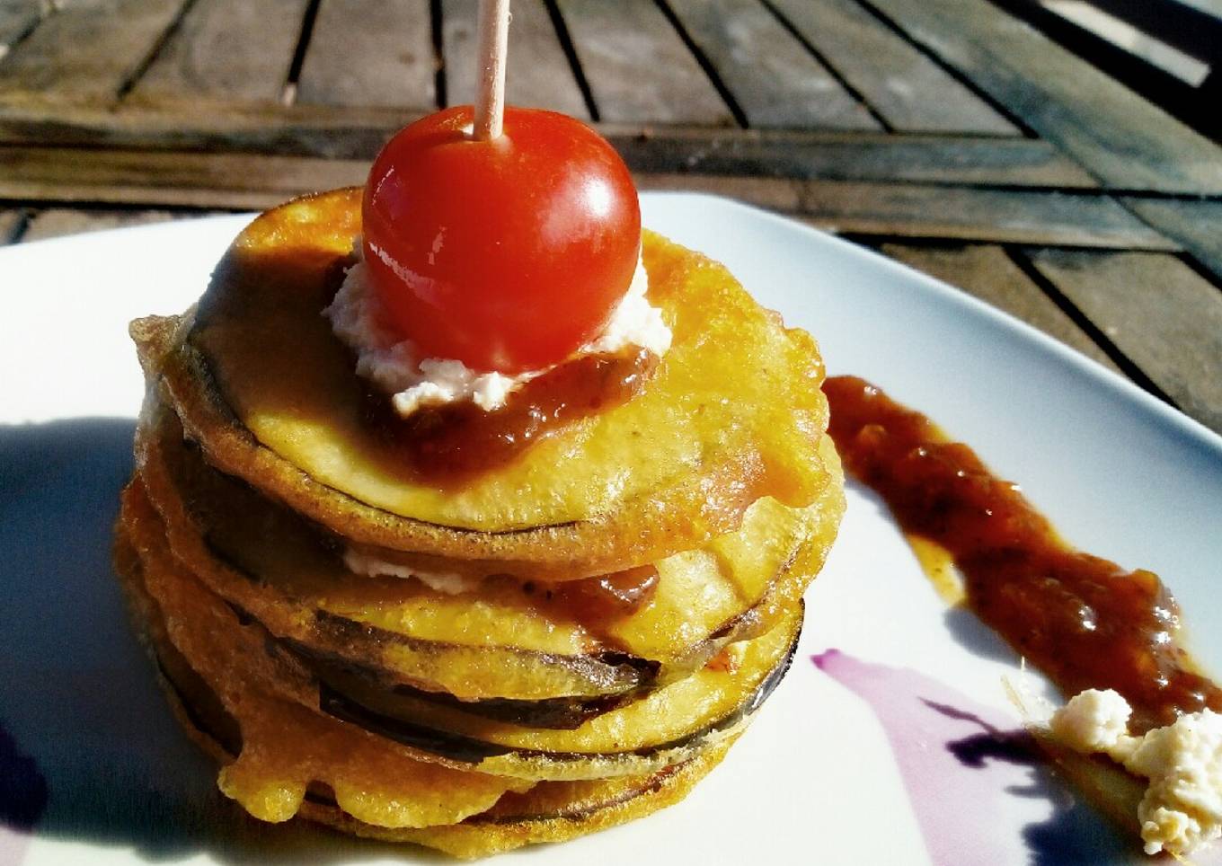 Berenjenas en tempura con chutney de higo y queso feta