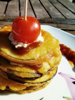 Una foto de Berenjenas en tempura con chutney de higo y queso feta