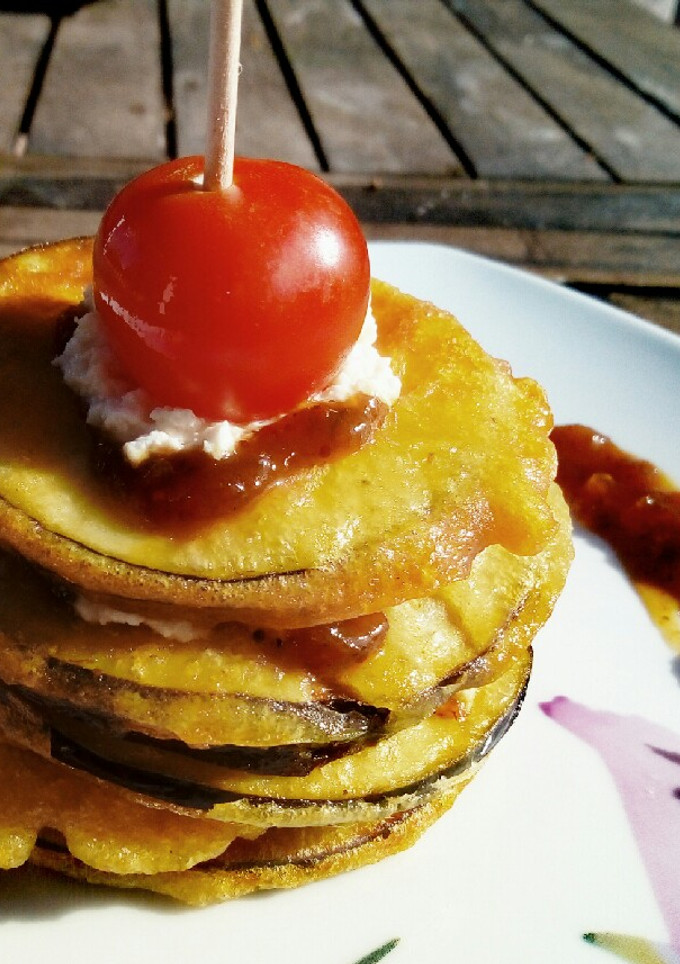 Una foto de Berenjenas en tempura con chutney de higo y queso feta