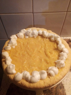 Una foto de Tarta con crema de limón y merengue