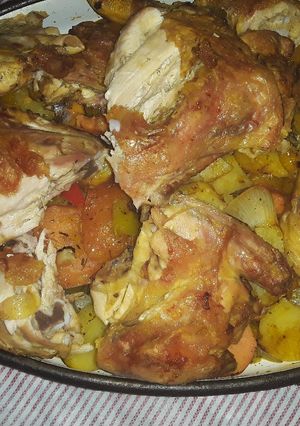 Una foto de Pollo al horno con verduras