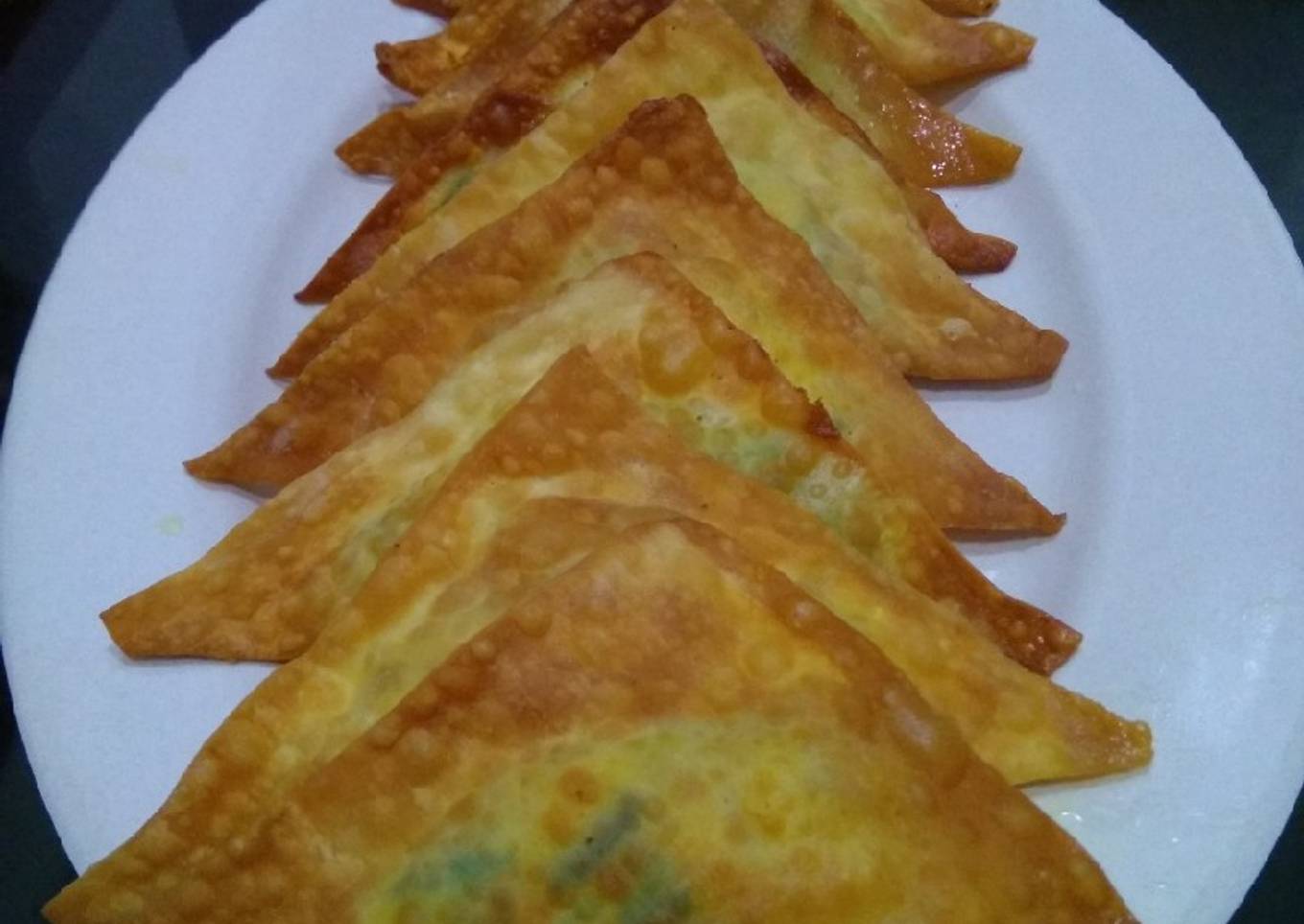 Pangsit goreng segitiga isi jagung manis dan daun bawang