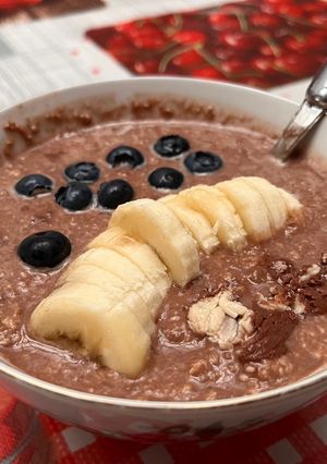 Una foto de Porridge de avena con plátano y toppings