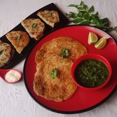 A picture of Sabudana chilla with Hari chutney.