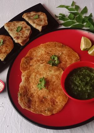 A picture of Sabudana chilla with Hari chutney.