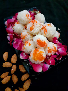रसीले नारियल लड्डू (rasile nariyal ladoo recipe in HIndi) रेसिपी मुख्य फोटो