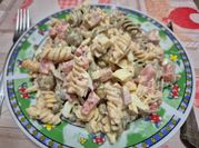 Una foto de fusilli guisantes