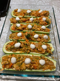 Una foto de Calabacines rellenos de gambas, merluza y verduras
