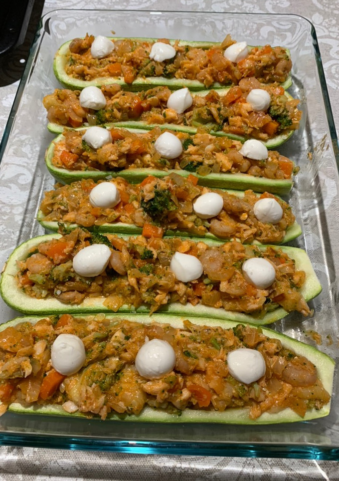 Una foto de Calabacines rellenos de gambas, merluza y verduras