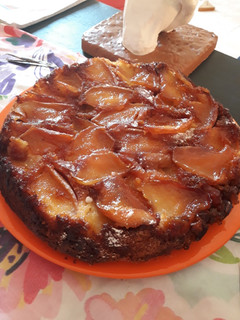Una foto de Tarta de manzana invertida... Fácil! :)