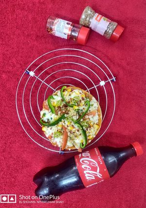 પિઝા (wheat base no yeast no oven)(pizza recipe in Gujarati) રેસીપી મુખ્ય ફોટો