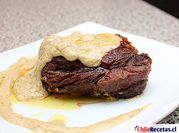 Una foto de lomo al roquefort