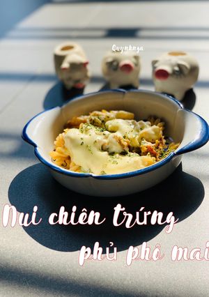 Hình của món Nui chiên trứng phủ phômai.