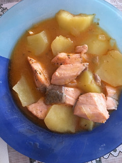 Una foto de Salmón guisado con patatas 😋