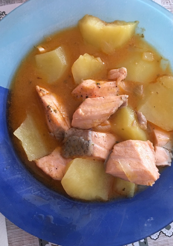 Una foto de Salmón guisado con patatas 😋