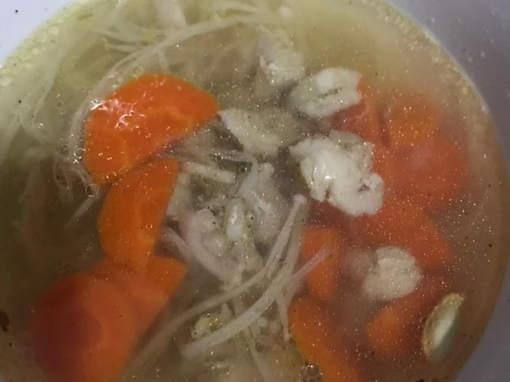 Langkah Mudah untuk Menyiapkan Resep Soup ayam jamur yang Uenak Anti Ribet, Mantap Sekali