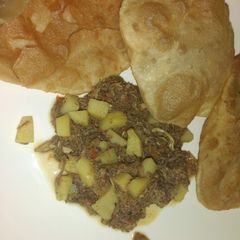 A picture of Potatoes and minced meat sauce.
