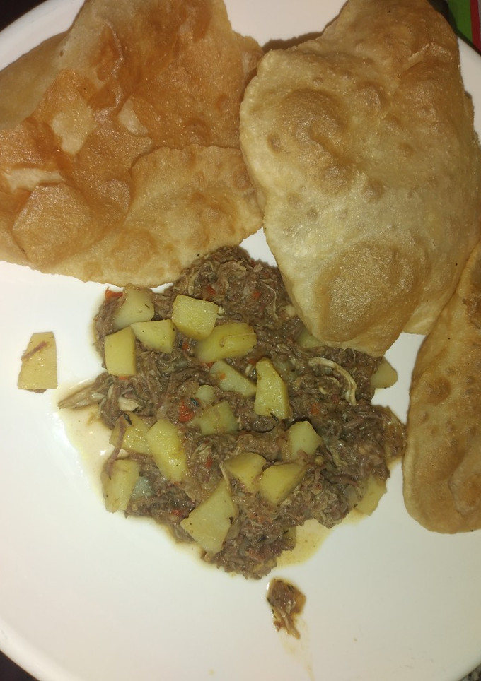 A picture of Potatoes and minced meat sauce.