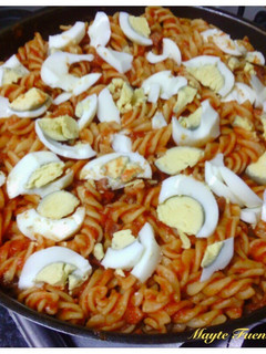 Una foto de Fusilli con salsa de tomate casero y huevos duros