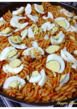 Foto principal de Fusilli con salsa de tomate casero y huevos duros