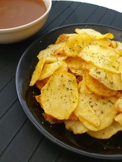 Una foto de Patatas crujientes con salsa brava
