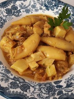 Una foto de Calamares en salsa con patatitas