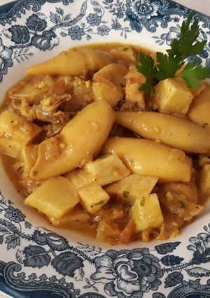 Una foto de Calamares en salsa con patatitas