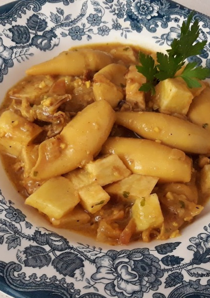 Una foto de Calamares en salsa con patatitas