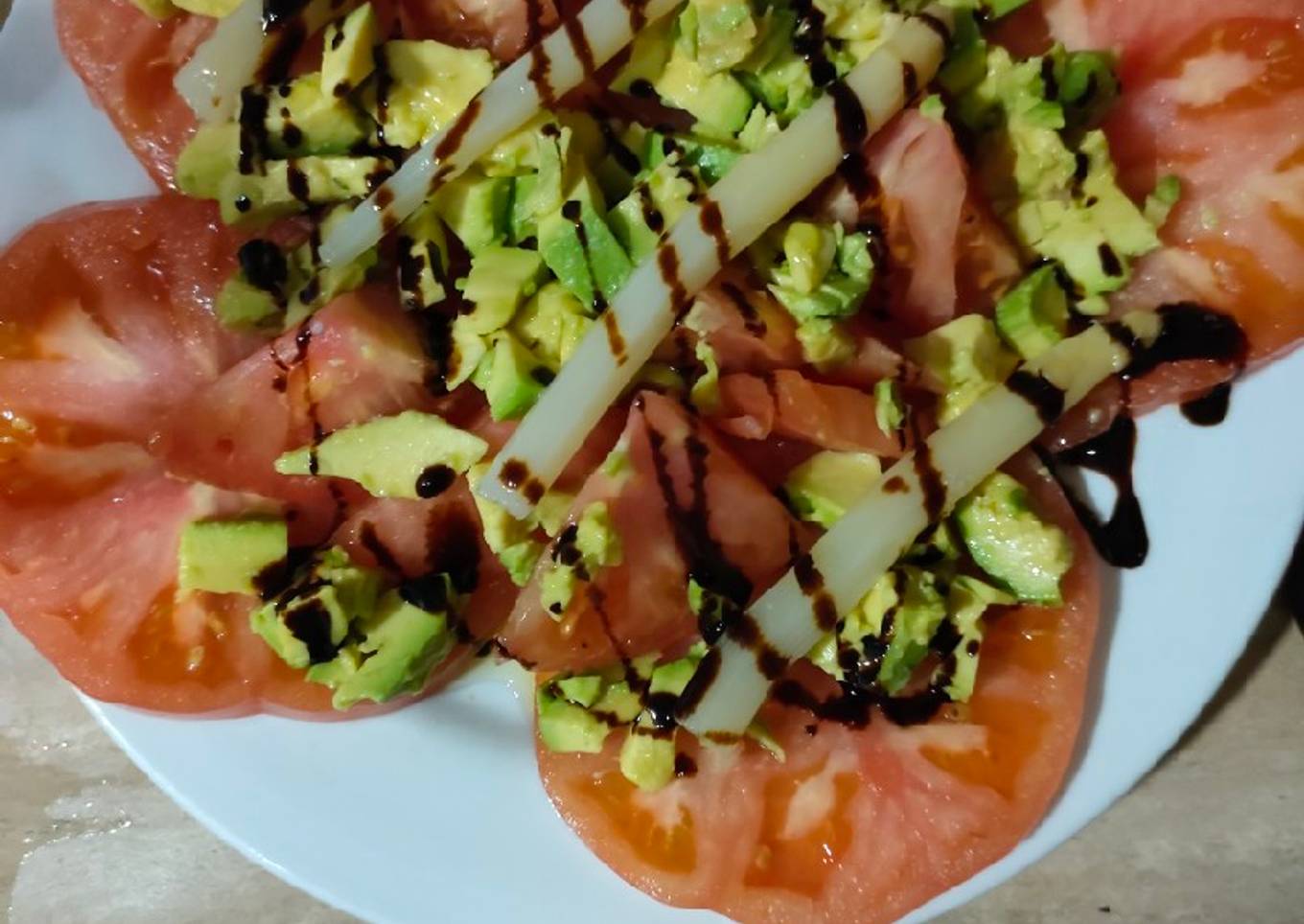 Ensalada de tomate rosa con aguacate