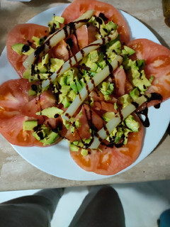 Una foto de Ensalada de tomate rosa con aguacate