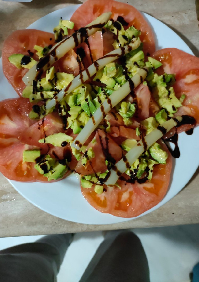Una foto de Ensalada de tomate rosa con aguacate