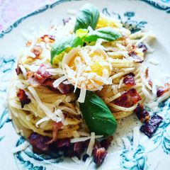 A picture of 5 star pasta carbonara.