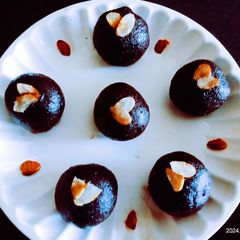 A picture of Rich in antioxidant dark chocolate walnut dry fruits crispy ball.