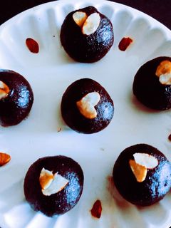 A picture of Rich in antioxidant dark chocolate walnut dry fruits crispy ball.