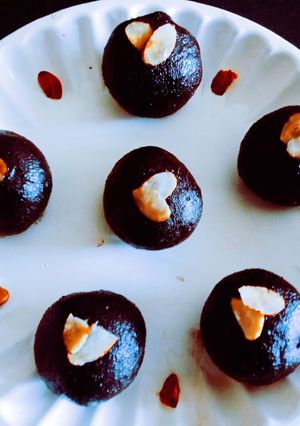 A picture of Rich in antioxidant dark chocolate walnut dry fruits crispy ball.