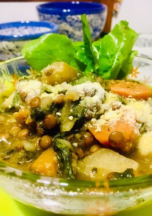 Una foto de GUISO DE LENTEJONES CON VERDURAS 🍵🧅🫑🥕🥬🥔🍠🍵