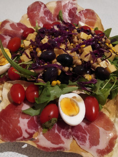 Una foto de Ensalada multicolor en cuna de pan