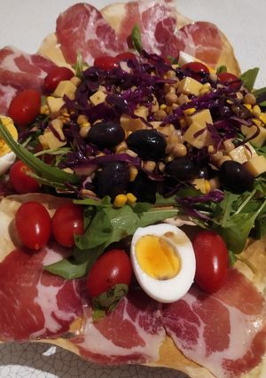 Una foto de Ensalada multicolor en cuna de pan