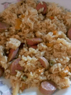 Una foto de Arroz con Vegetales y Salchichas