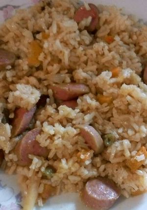 Una foto de Arroz con Vegetales y Salchichas