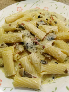 Una foto de Tortiglioni en salsa Alfredo